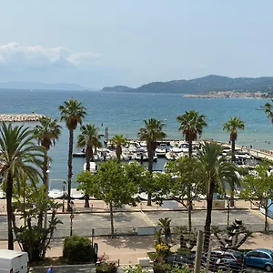 T2 Coquet Plein Centre Vue Mer Exceptionnelle. Le Lavandou